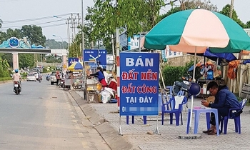 dua nhau rao ban dat dac khu