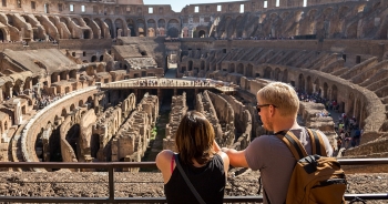 du khach an do lay cap gach o dau truong colosseum