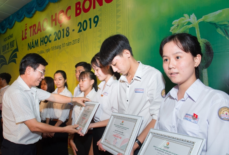 dam ca mau tang hoc sinh ngheo hieu hoc 150 suat hoc bong