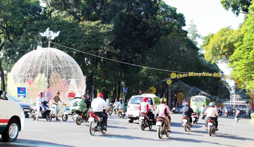 Thành Phố Hồ Chí Minh rực rỡ đón xuân Quý Tỵ 2013