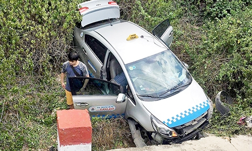 taxi cho 3 hanh khach di san bay lao xuong vuc