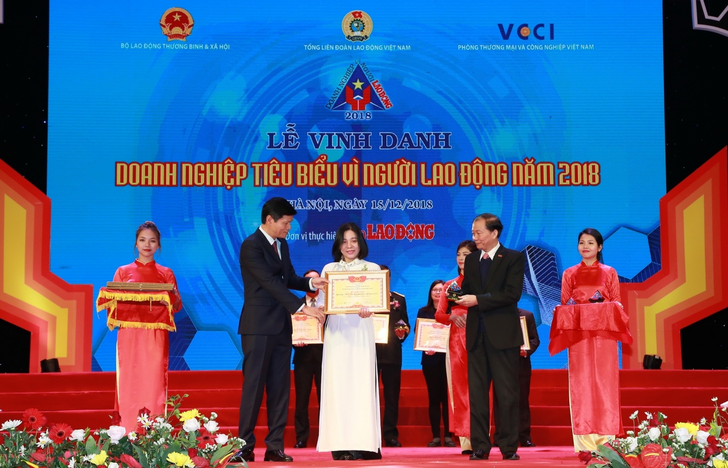 bidv xuat sac nhan giai thuong doanh nghiep tieu bieu vi nguoi lao dong nam 2018