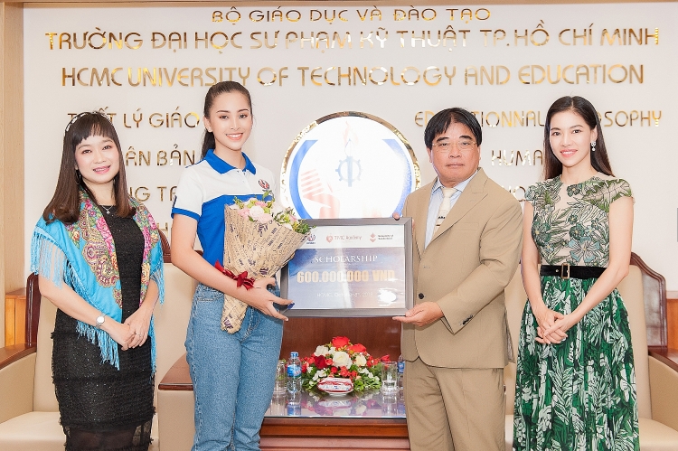 Hình ảnh buổi học đầu tiên của Hoa hậu Trần Tiểu Vy tại trường Đại học