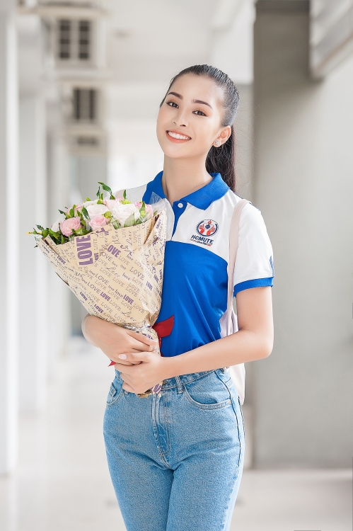 Hình ảnh buổi học đầu tiên của Hoa hậu Trần Tiểu Vy tại trường Đại học