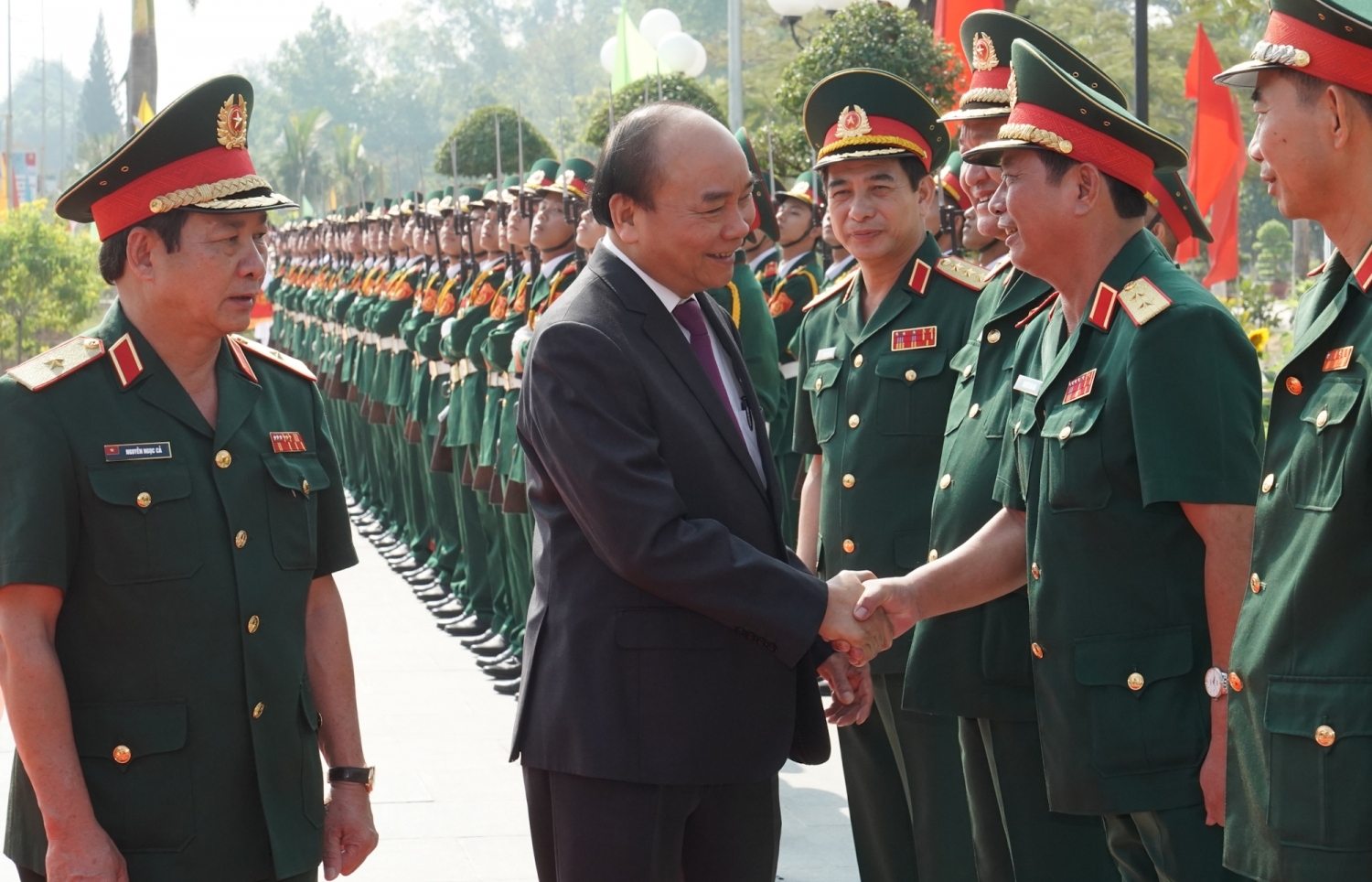 thu tuong nguyen xuan phuc tham va lam viec tai truong si quan luc quan 2