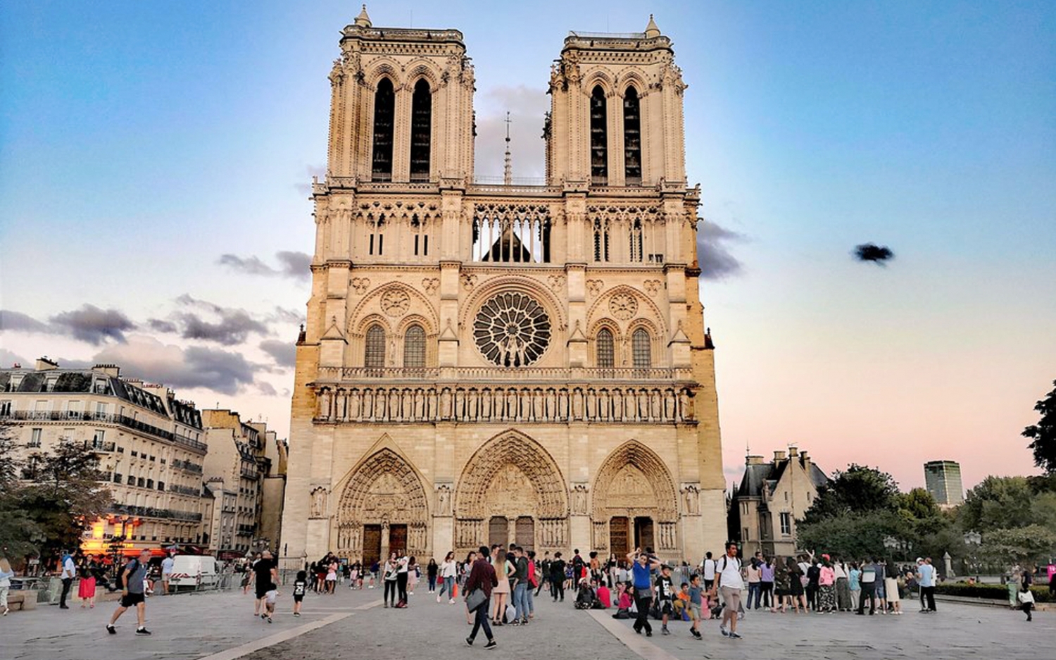 video ve dep cua nha tho duc ba paris truoc khi chim trong bien lua