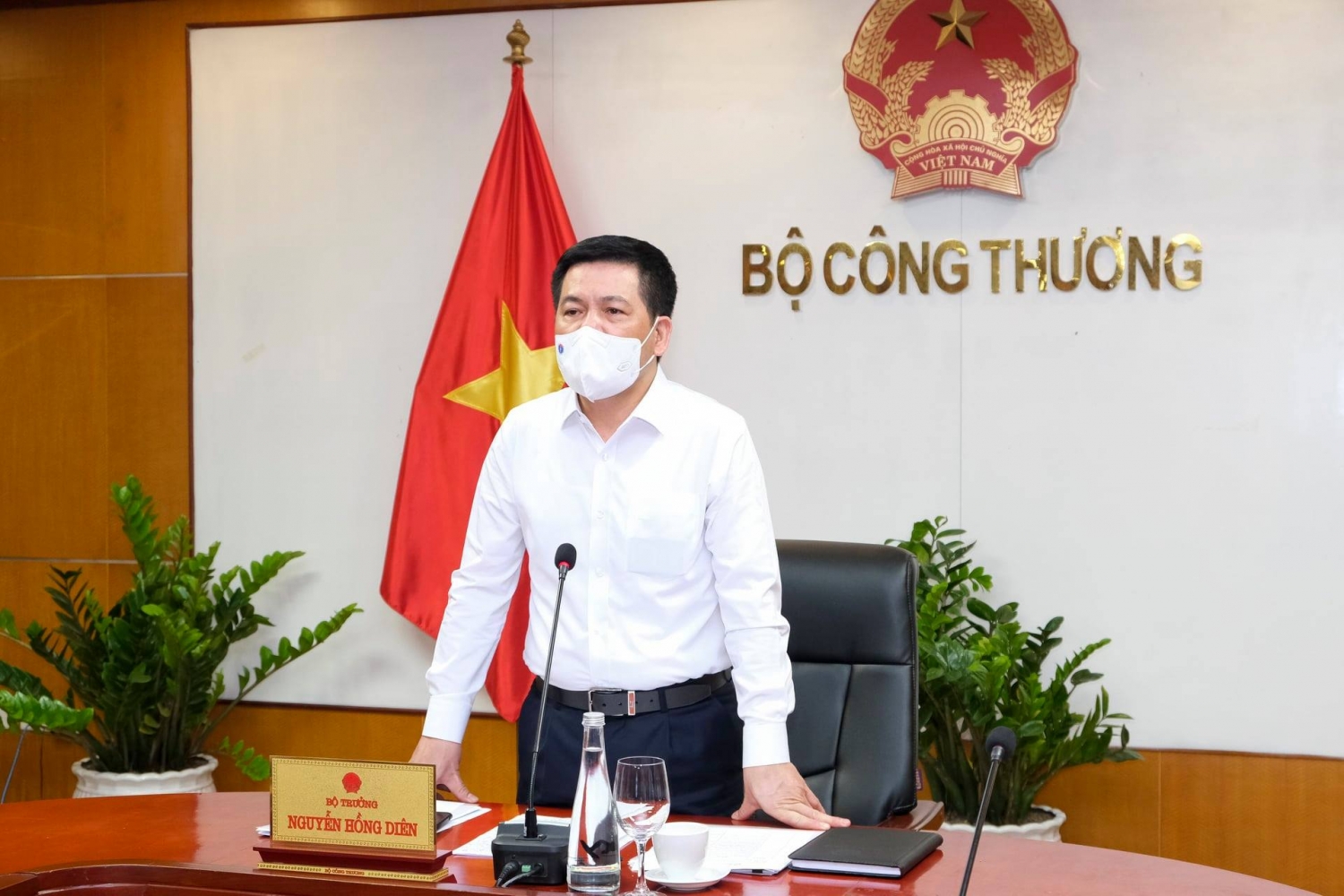 Bộ trưởng Bộ Công Thương Nguyễn Hồng Diên trực tiếp chỉ huy giải quyết ùn tắc hàng hóa tại cửa khẩu