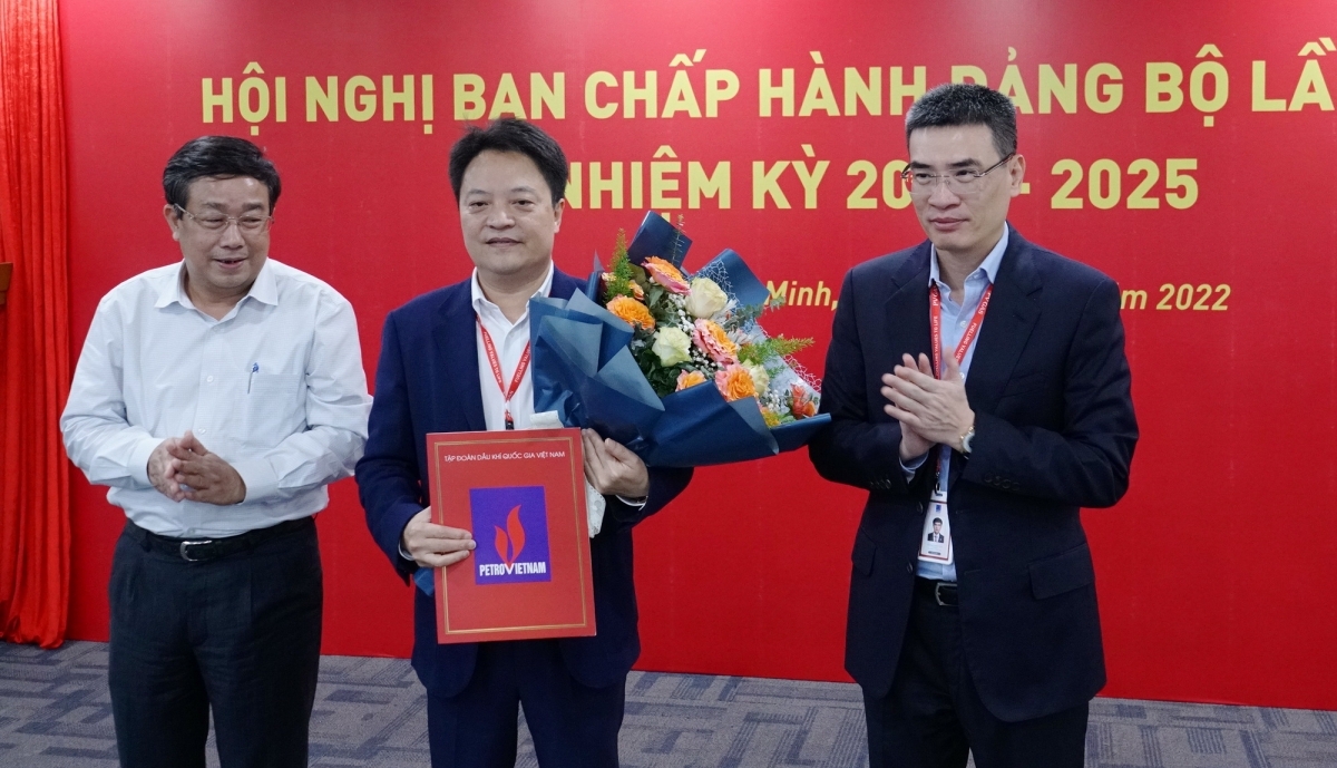 Trao Quyết định Phó Bí thư Đảng ủy PV GAS cho đồng chí Hoàng Văn Quang
