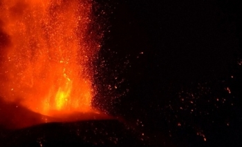Núi lửa cao nhất châu Âu phun trào dung nham dữ dội