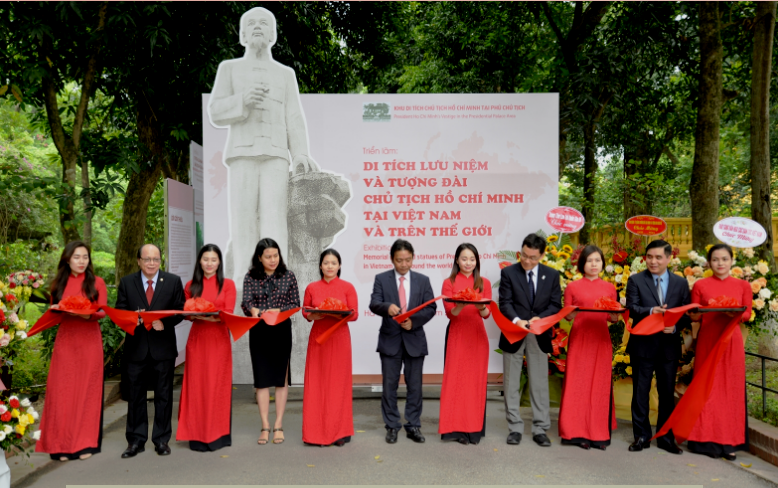 Trưng bày 200 hình ảnh, tư liệu về "Di tích lưu niệm và tượng đài Chủ tịch Hồ Chí Minh tại Việt Nam và trên thế giới"