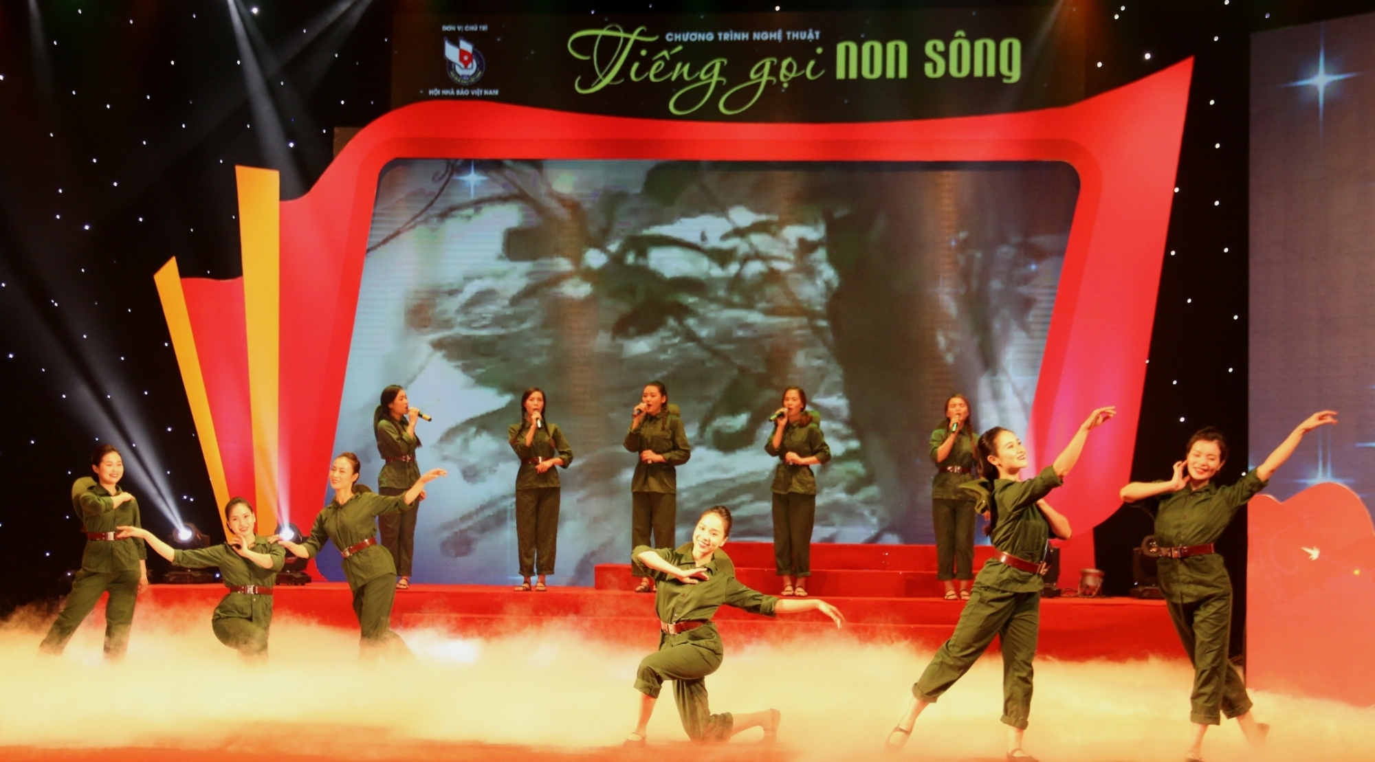 xuc dong chuong trinh nghe thuat tieng goi non song