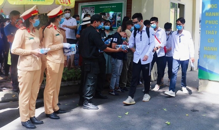 csgt ha noi tiep suc si tu khau trang nuoc uong