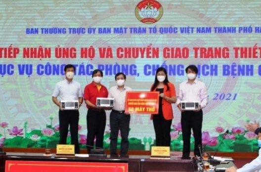 Hà Nội chuyển giao 50 máy thở cho Đại học Y Hà Nội