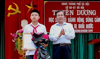 tuyen duong hoc sinh dung cam cuu hai em nho khoi duoi nuoc