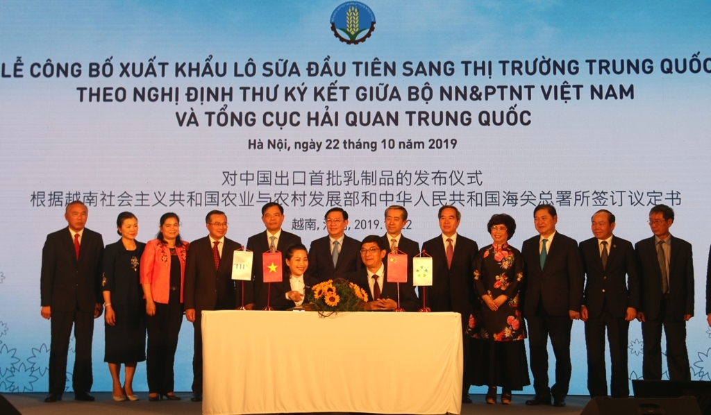 viet nam chinh thuc xuat khau lo sua dau tien sang thi truong trung quoc