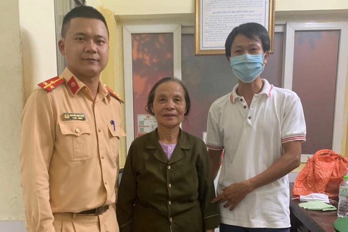 CSGT giúp đỡ cụ bà bị lạc khi đi từ Thái Bình lên Hà Nội thăm con