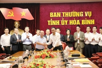 tinh uy hoa binh lam viec voi lanh dao cong ty co phan tap doan tt